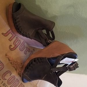 Peep toe wedge